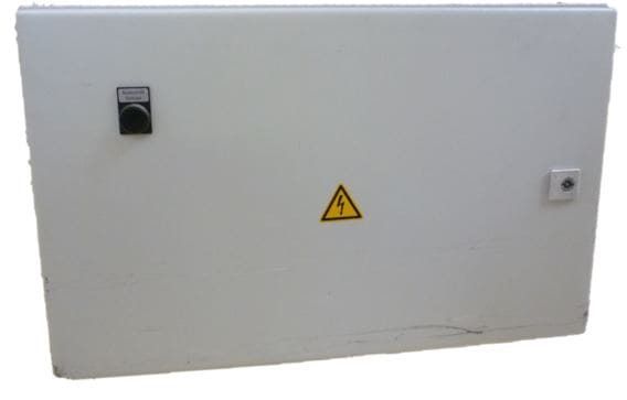 Weißes elektrisches Bedienfeld mit Warndreieck und zwei Schaltern/Verriegelungen
