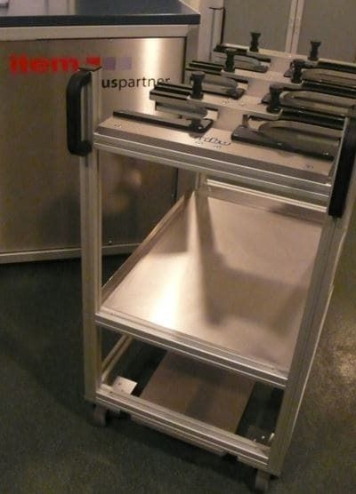 Servierwagen aus Edelstahl mit Regalen und Schubladen für einen Innenbereich