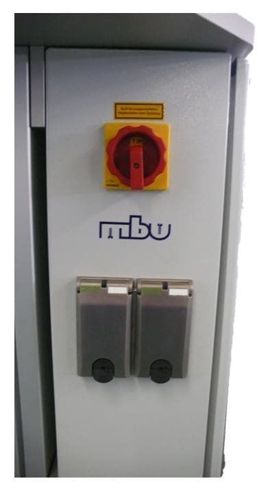 Elektrischer Wandschalterkasten mit rotem Sicherheits-Trennschaltergriff und zwei grauen Schaltern.