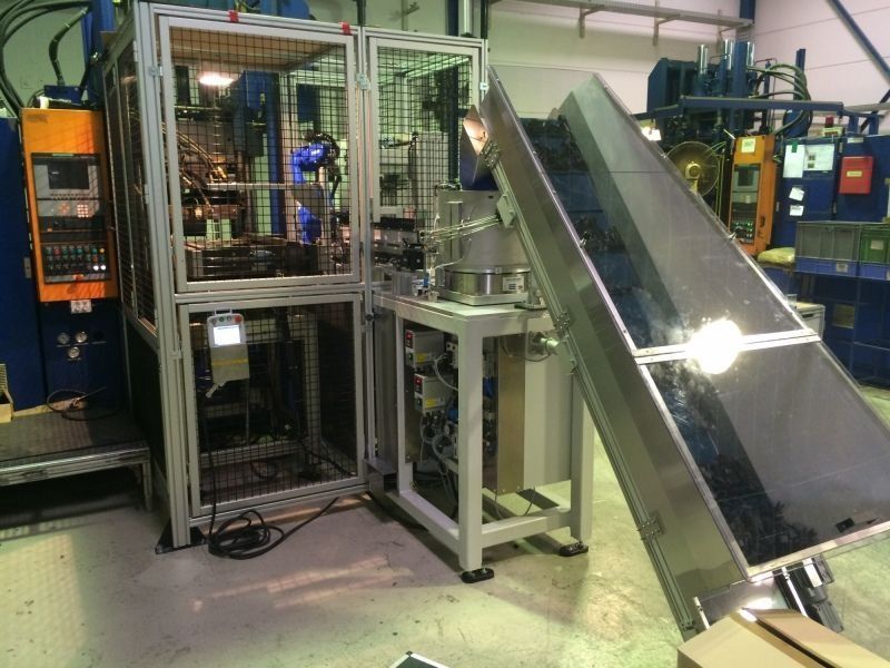 Industriemaschine mit Förderband und Metallgehäuse in einer Fabrikumgebung