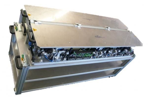 Elektronikgehäuse aus Metall mit offenem Deckel, der die internen Leiterplatten und die Verkabelung freilegt