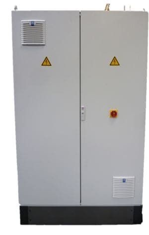Grauer Industrie-Elektroschrank mit Warnsymbolen und rotem Not-Aus-Schalter auf schwarzem Sockel