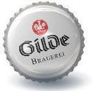 Nahaufnahme eines weißen Kronkorkens der Gilde Brauerei mit rotem Logo und schwarzer Schrift