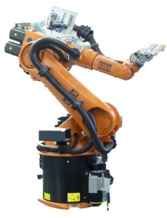 Oranger Industrieroboterarm mit schwarzem Sockel und angebrachten Endeffektoren auf weißem Hintergrund