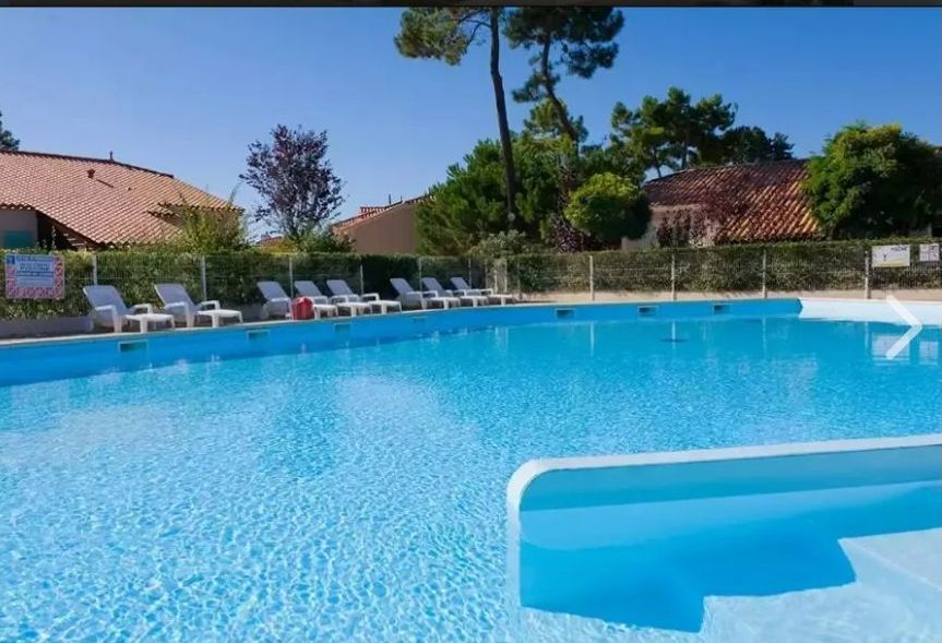 Piscine avec chaises longues