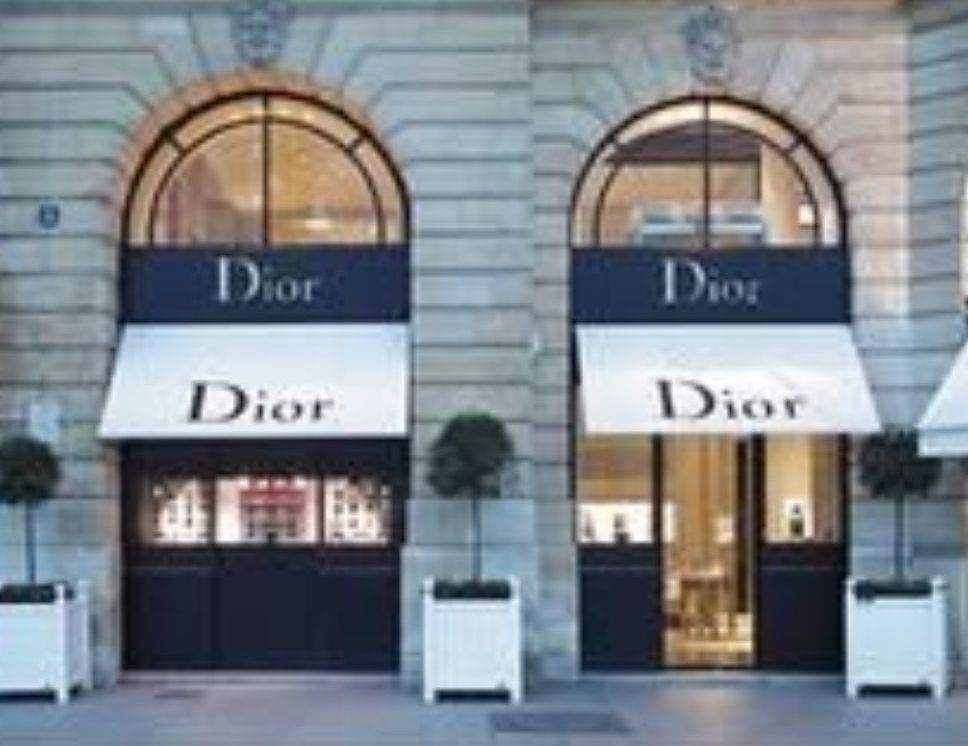 Devanture de la boutique de luxe Dior
