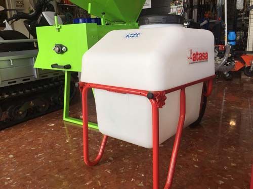 Un tanque blanco está sentado sobre un soporte rojo en una habitación.