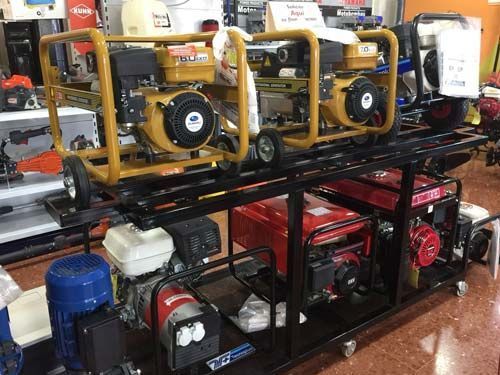 Un montón de generadores están en exhibición en una tienda.