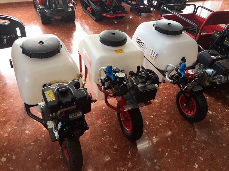 Una fila de pulverizadores cortacésped están alineados en una habitación