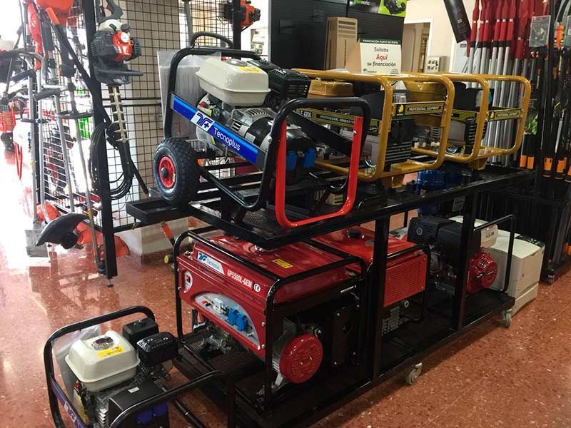 Una fila de generadores se encuentran en un estante en una tienda.