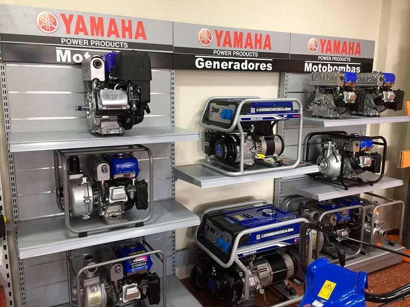 Una exhibición de generadores Yamaha en una tienda.