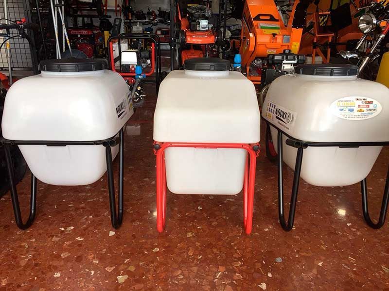 Tres tanques blancos están sobre un suelo de baldosas rojas.