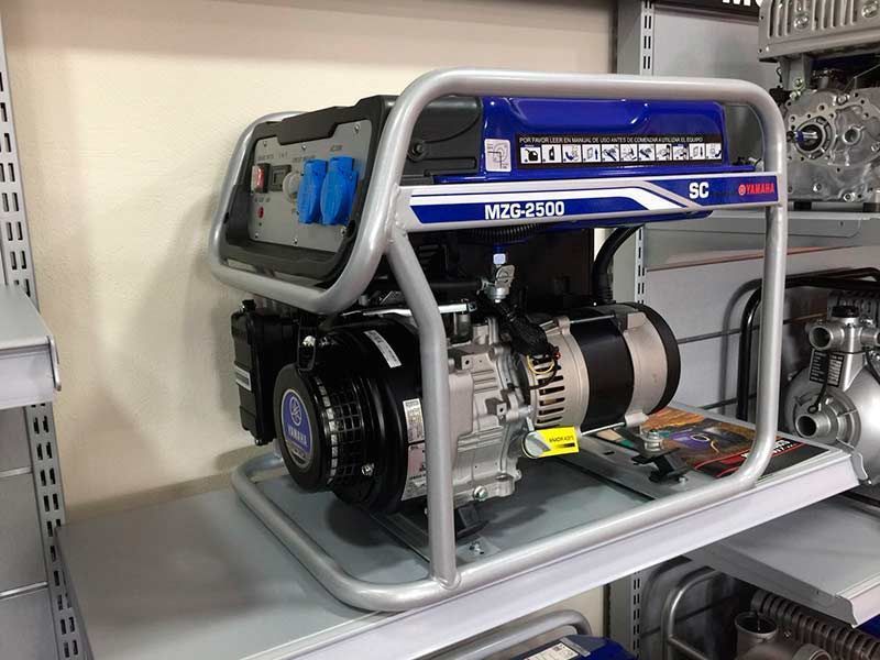 Un generador está colocado encima de un estante en una tienda.