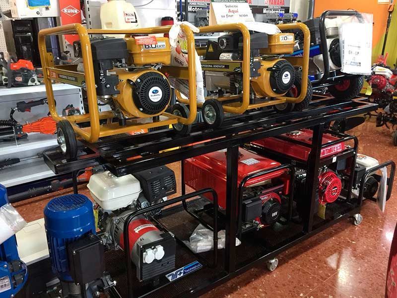 Un montón de generadores están en exhibición en una tienda.