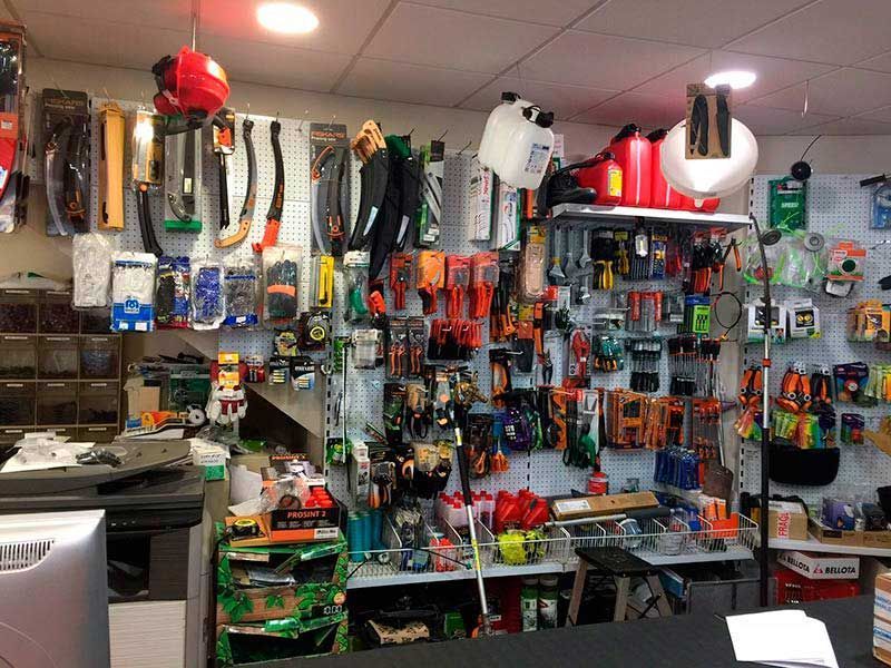 Una tienda llena de herramientas y suministros.