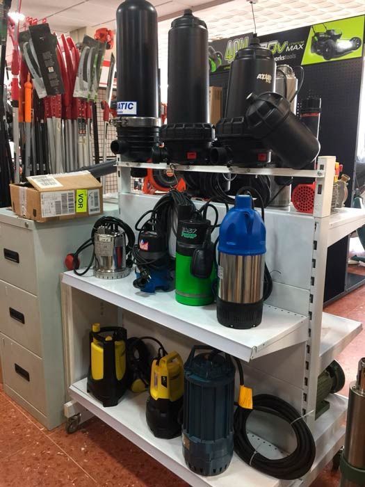 Un estante con un montón de diferentes tipos de bombas.