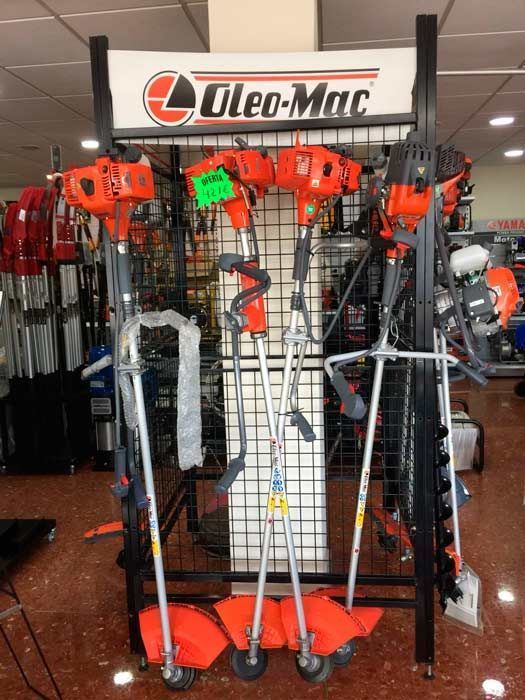 Una exhibición de cortadoras de césped Oleo Mac en una tienda