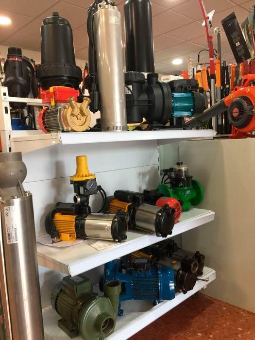 Un estante lleno de muchos tipos diferentes de bombas.