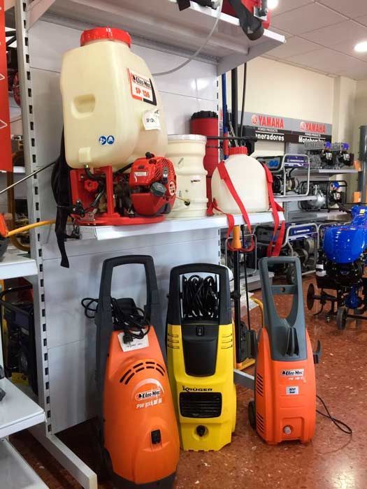 En una tienda se exhiben diversos pulverizadores