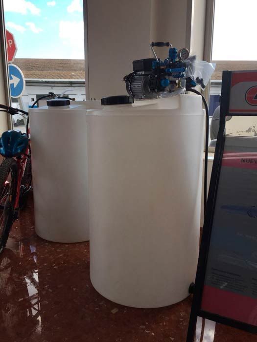 Dos cilindros blancos están uno al lado del otro en una habitación.