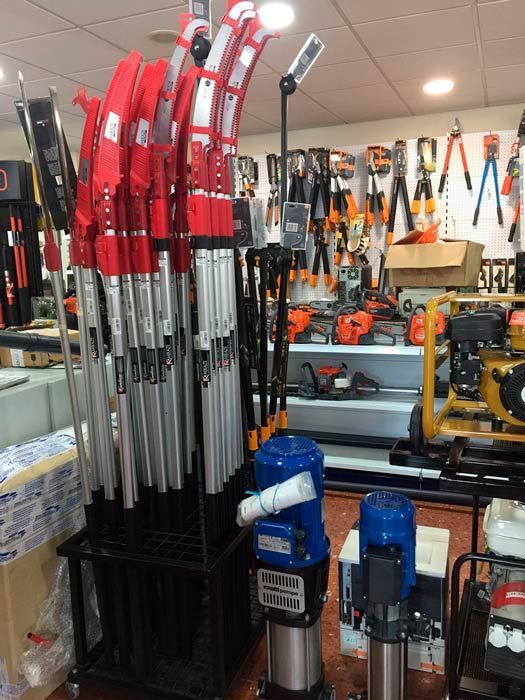 Un montón de herramientas están en exhibición en una tienda