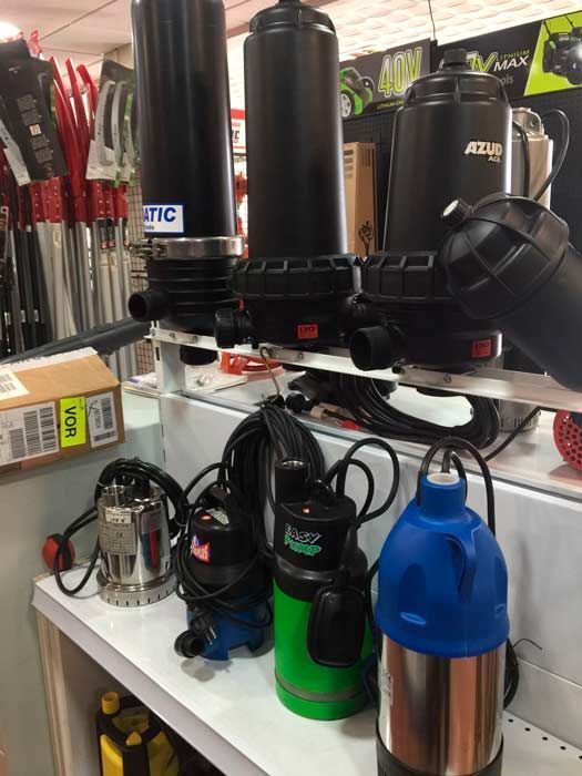 Una variedad de bombas de agua están alineadas en un estante en una tienda.