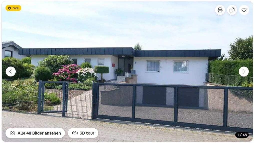 Ein Bild von einem Haus mit einem Pool davor