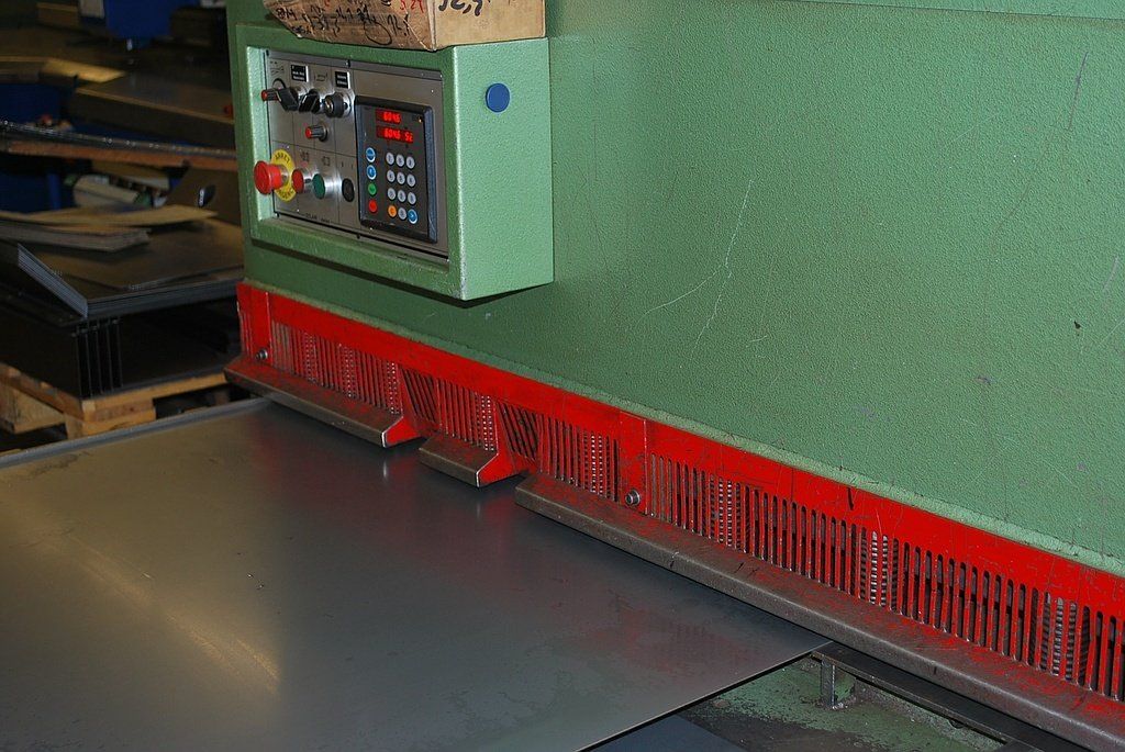 T.I.B. SA - spécialistes de la tôlerie - Cisaille éclair