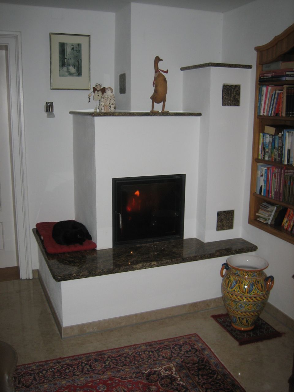 Rechteckiger Kamin in Weiß