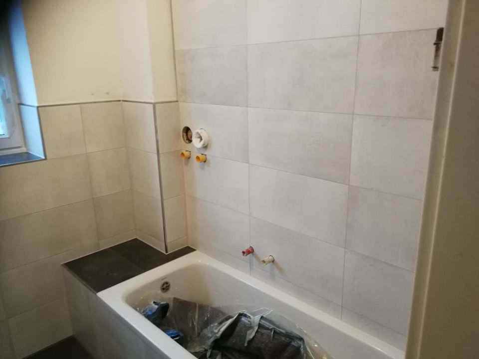 Badezimmer mit neuen grauen Fliesen