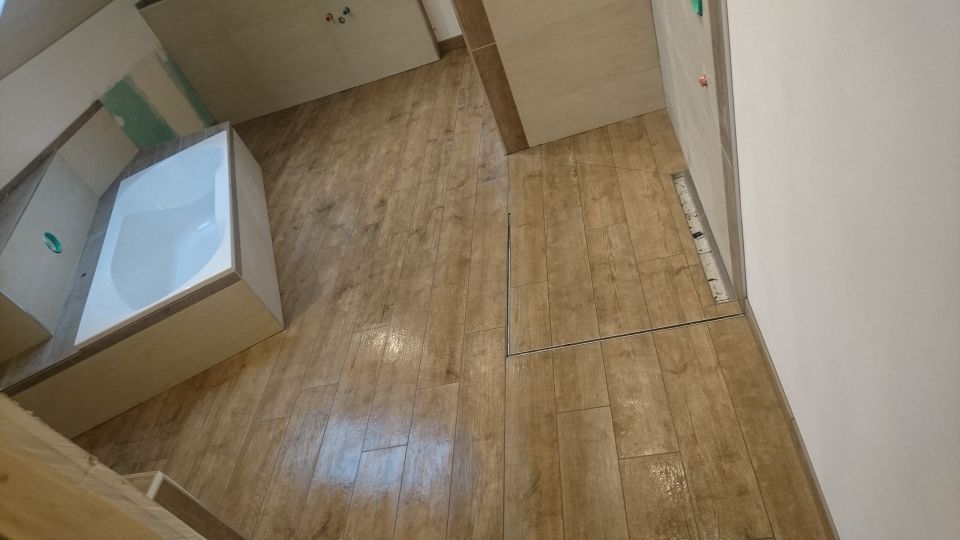 Holzparkett und verflieste Wände