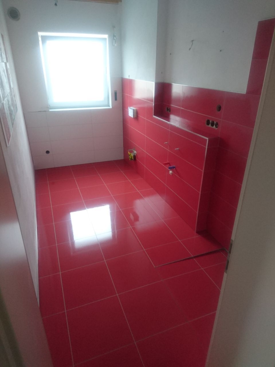 Bad mit neuen roten Fliesen