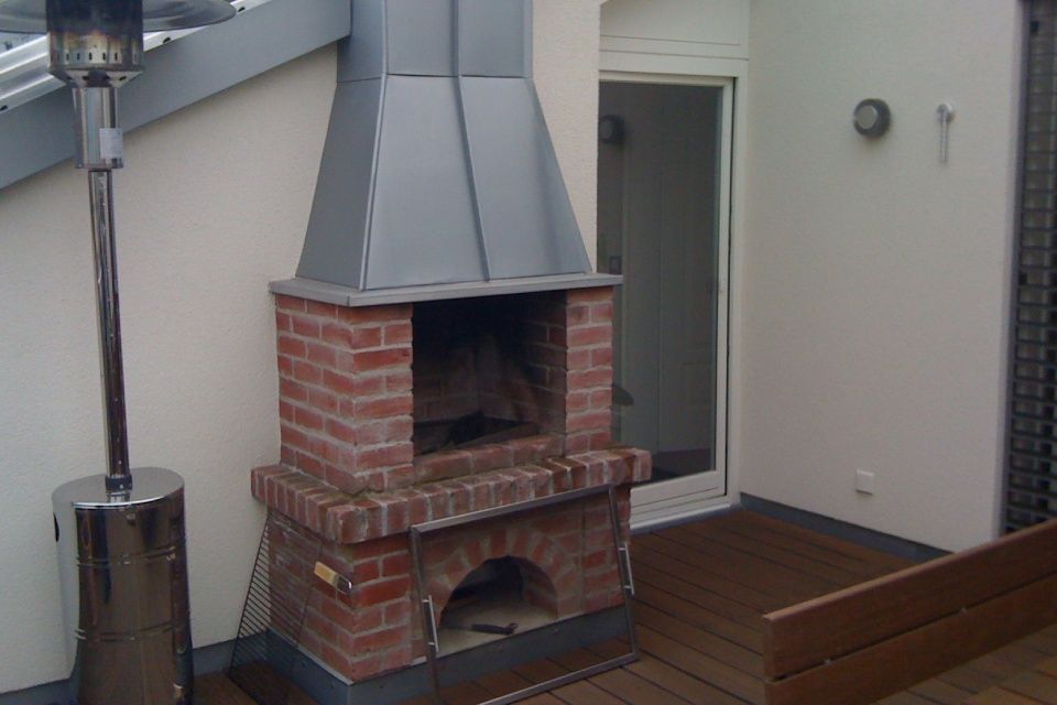 Außen ofen aus stein auf einem Balkon.