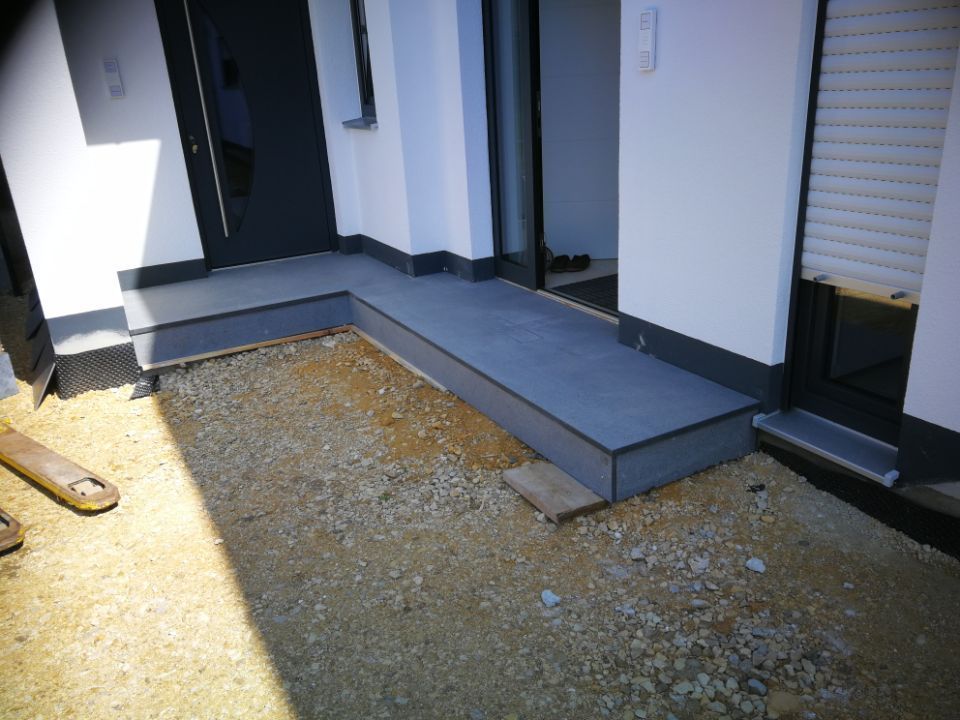 Neu verflieste Terrasse