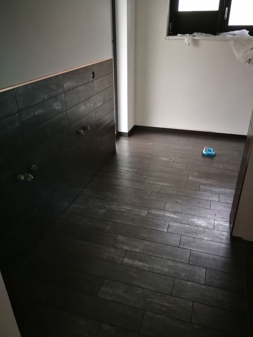 Neu verfliestes Bad in Schwarz