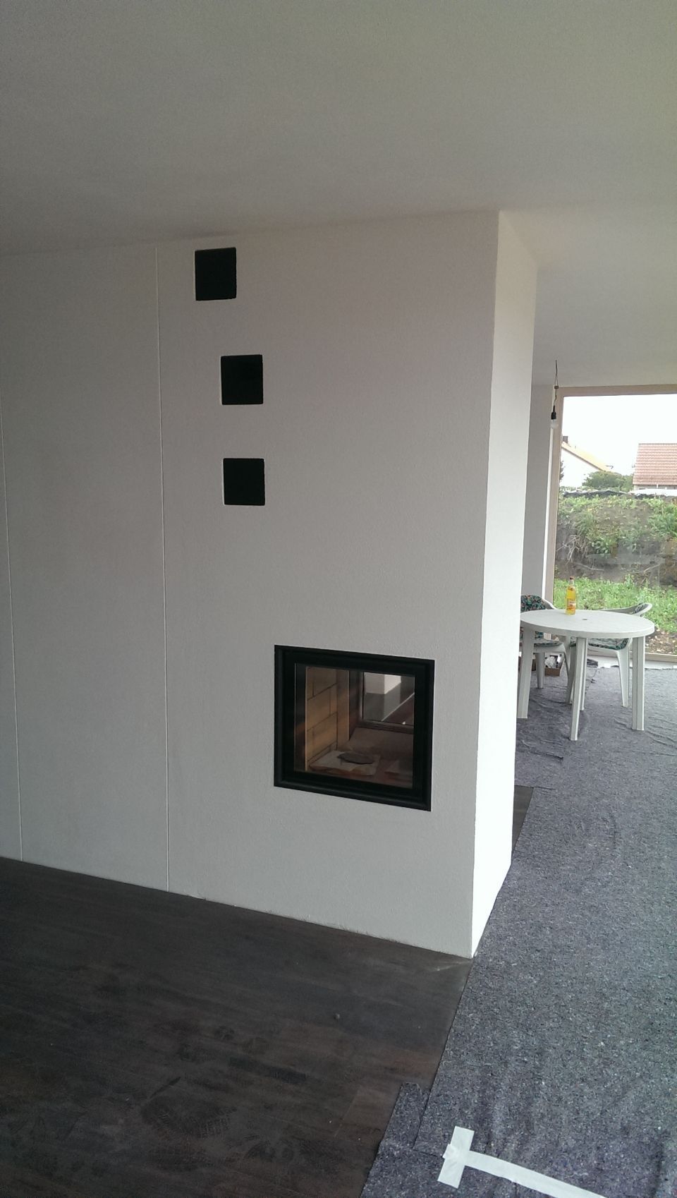 Rechteckiger in der Wand eingebauter Kamin