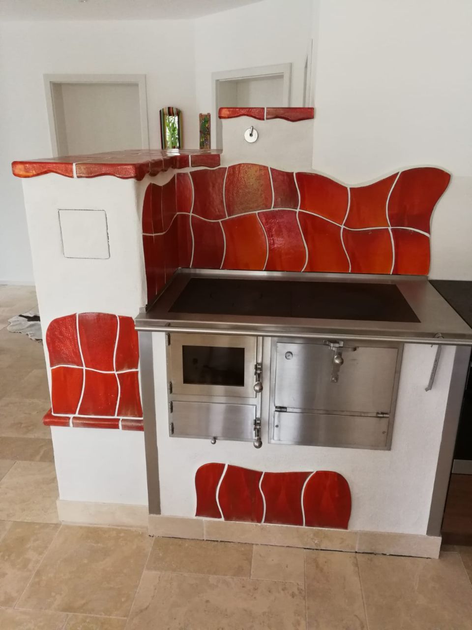Ofen mit Herdplatte zum Kochen, mit roten Fliesen verziert