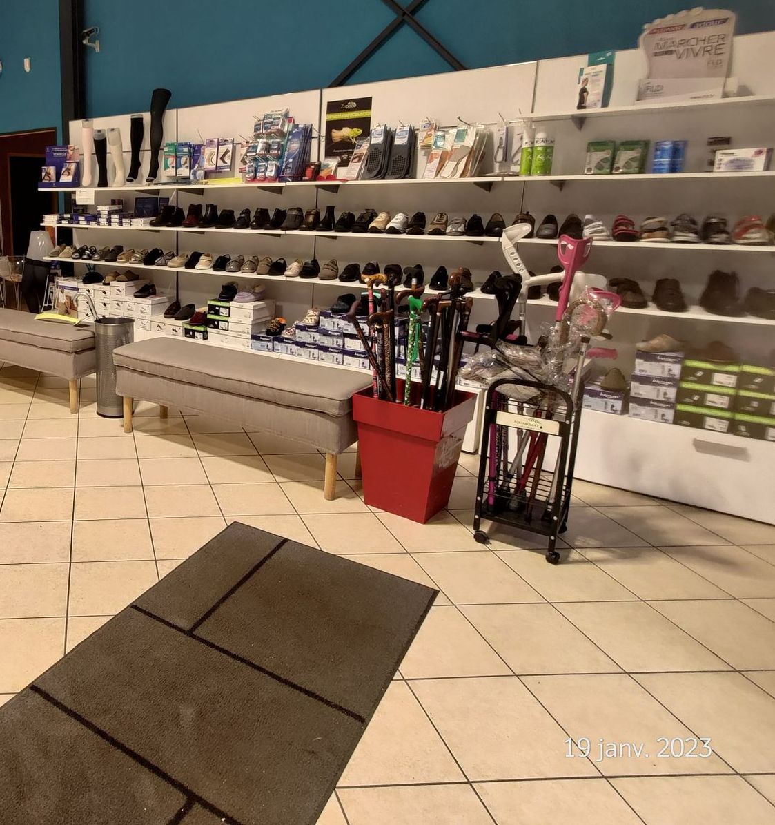 Lot de cannes pour personnes à mobilité réduite