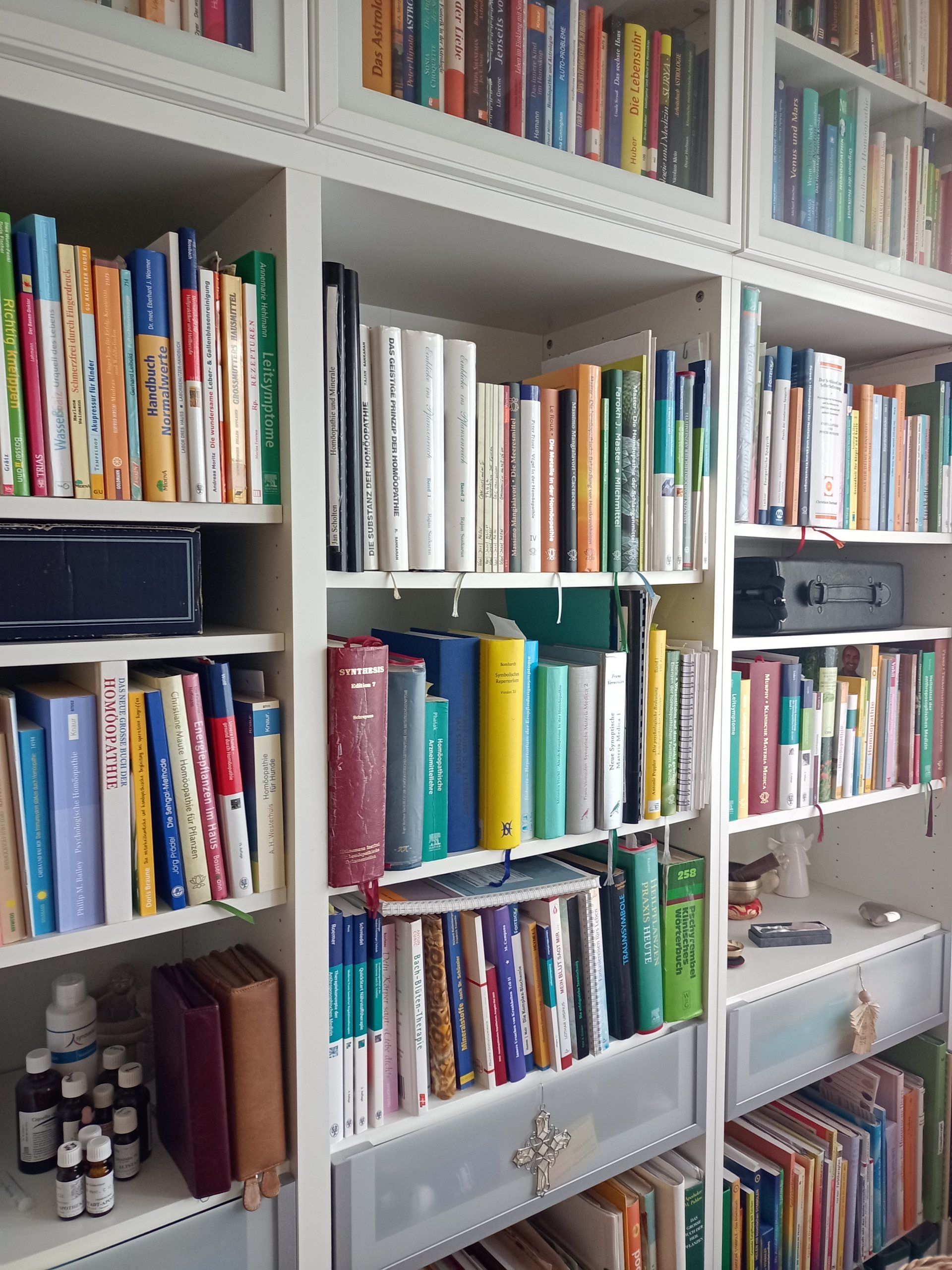 Bücherregal in der Naturheilpraxis