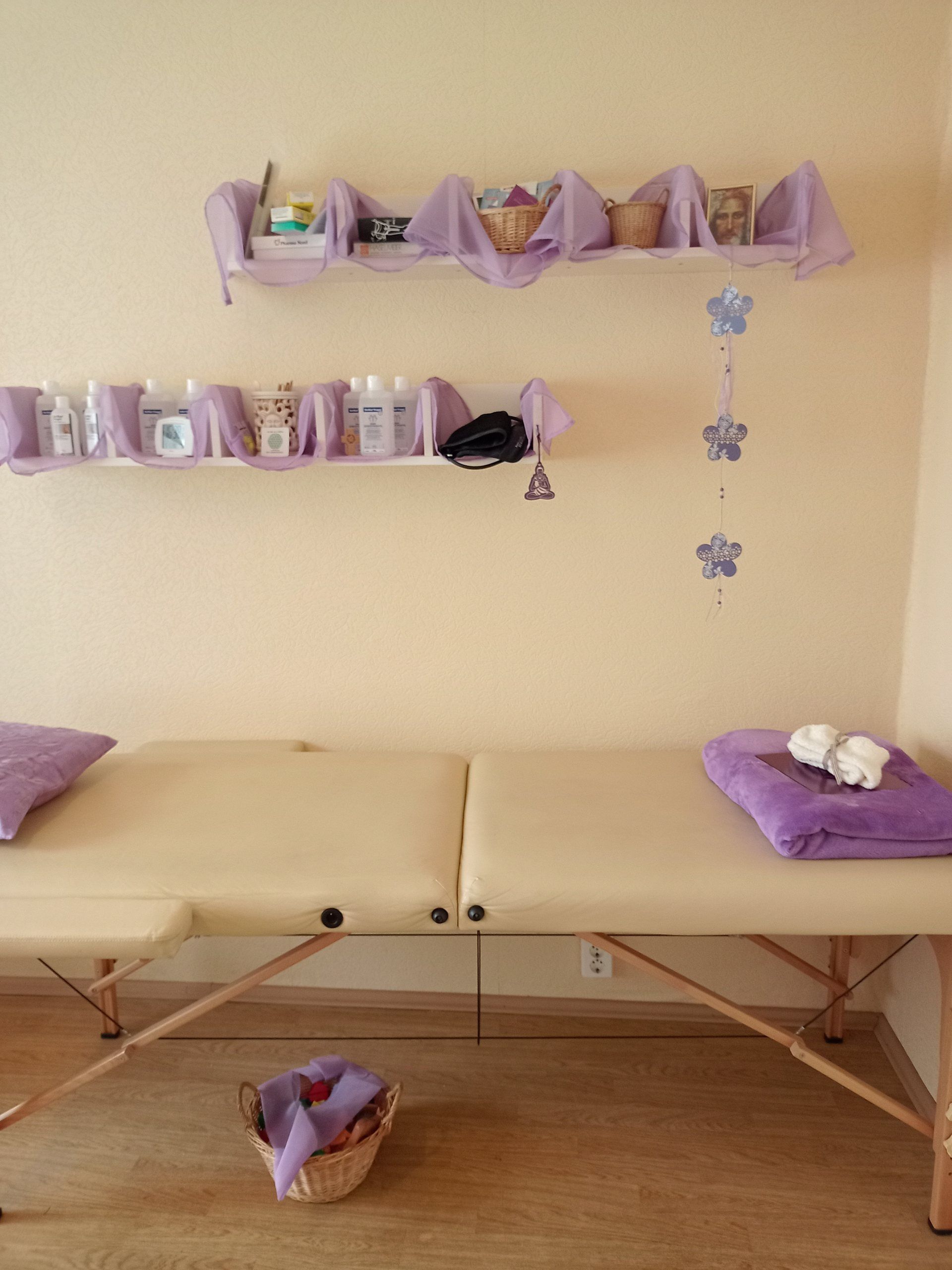 Behandlungszimmer mit Liege