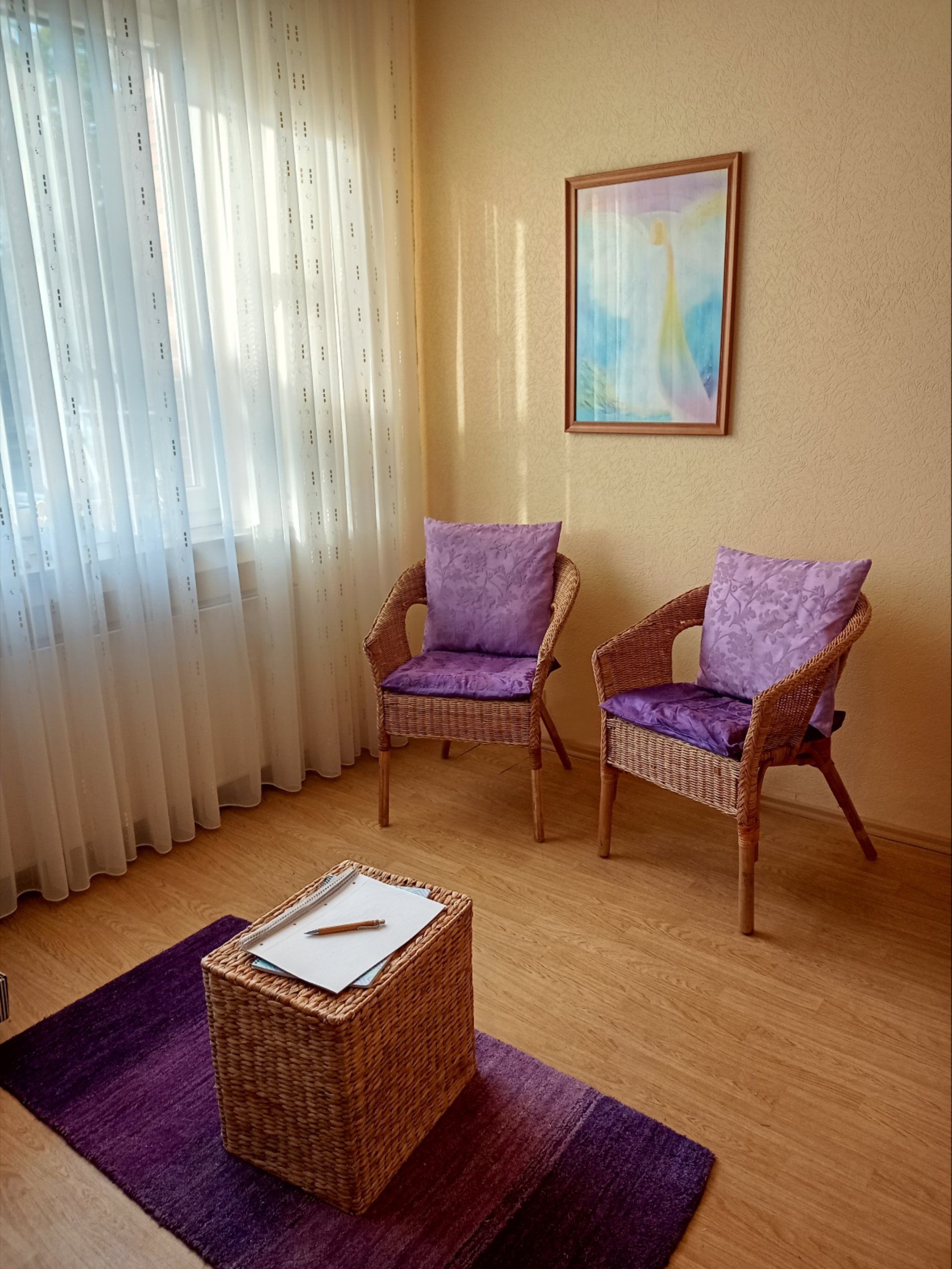 Praxiszimmer mit Stühlen und einem Tisch