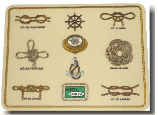 Jogo americano náutico bege com diagramas de nós, timão, bússola, âncora e a inscrição "Porto Borda".