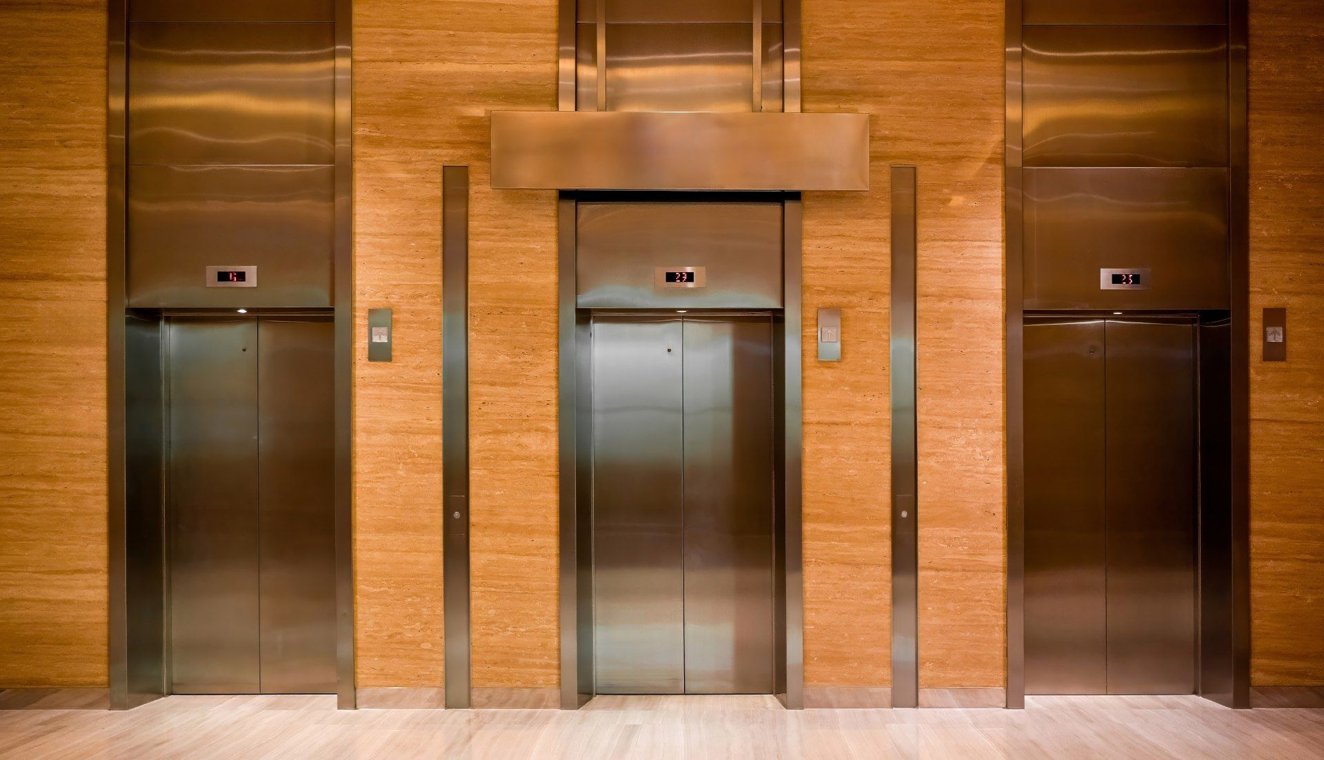 Eine Reihe von Aufzügen in einem Gebäude mit Edelstahltüren.