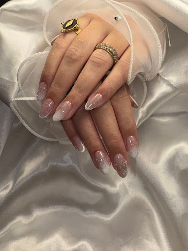 Un gros plan des mains d'une femme avec une bague au doigt.