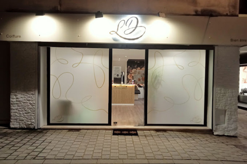 Une devanture de magasin avec un panneau indiquant « ld » dessus