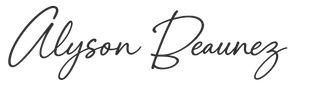 Un gros plan de la signature d'une personne sur un fond blanc.