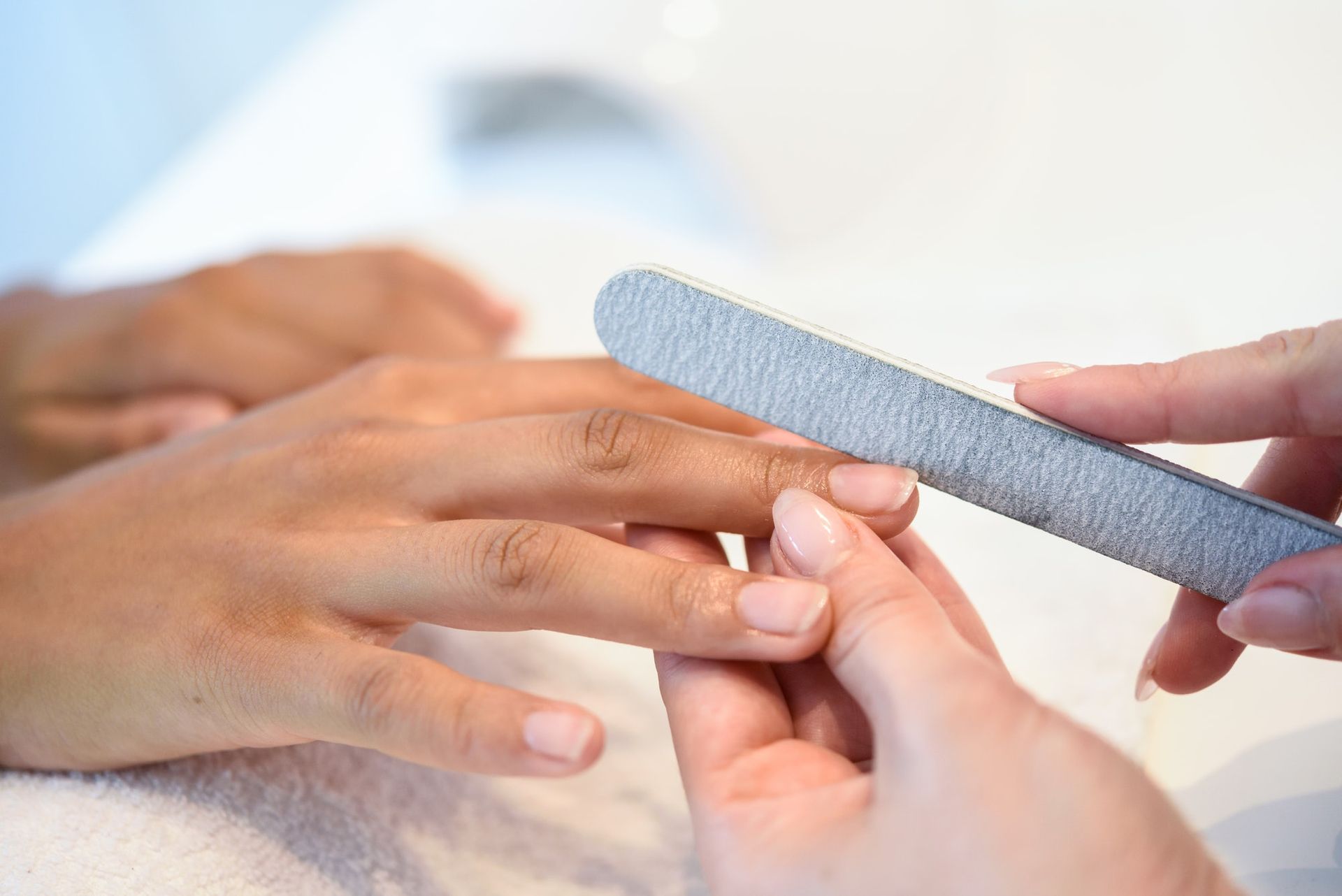Une femme se fait faire les ongles dans un salon de manucure.
