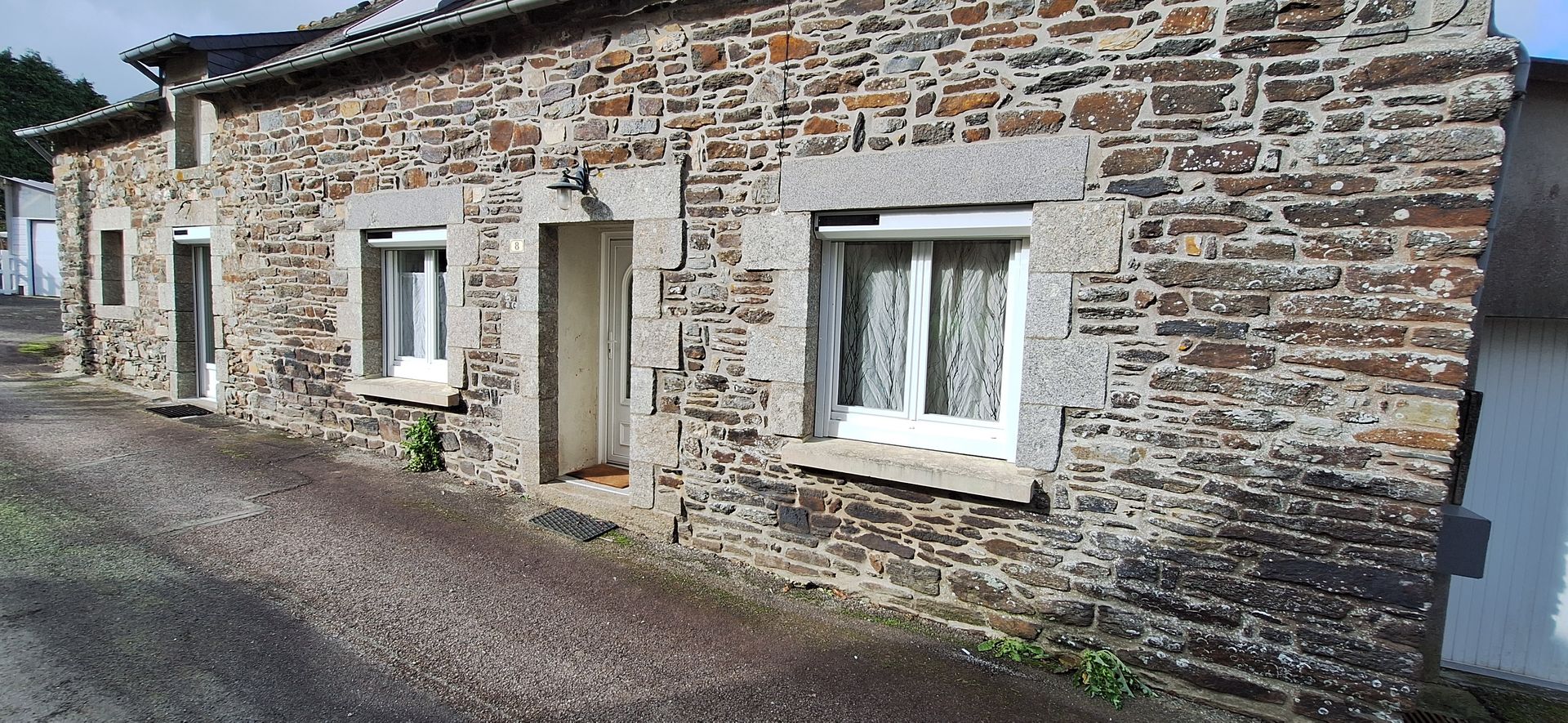 Fenêtres de maison avec des volets roulants