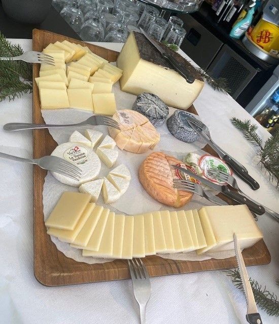 Une variété de fromages sur une planche à découper en bois