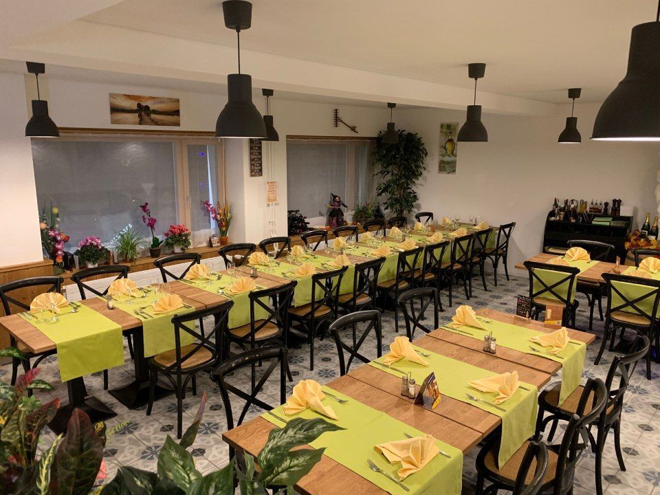 Un restaurant avec des tables et des chaises installées pour une fête.